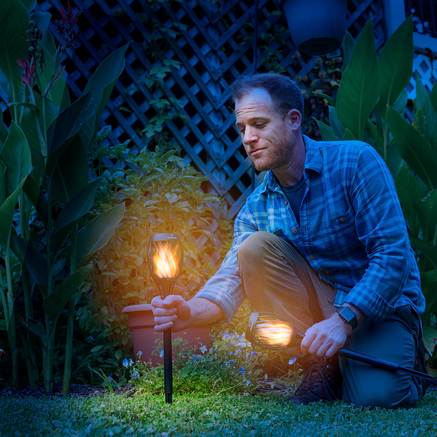 Torce Solari Tiki Everbeam P1 Con Effetto Fiamma Realistica - Illuminazione Da Giardino A LED, 96 Luci, Confezione Da 4 - Risparmio Energetico, Facile Installazione